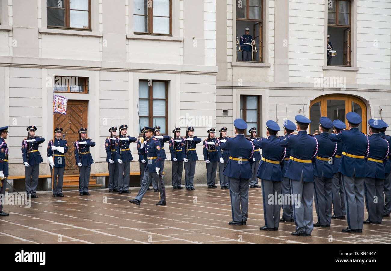 Cambio della guardia al Castello di Praga Foto Stock