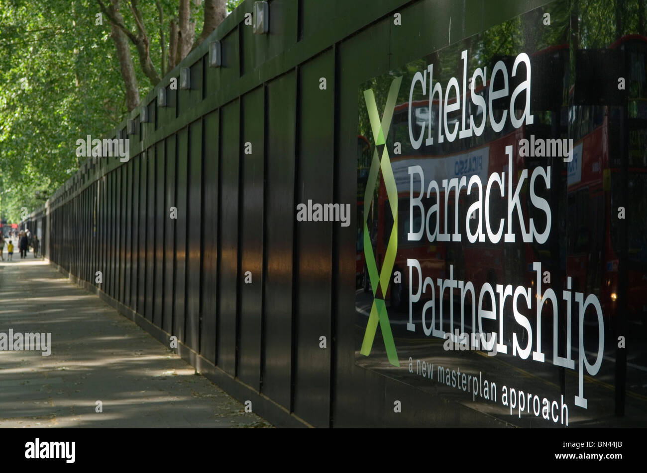 Chelsea Barracks sito di sviluppo Chelsea Londra UK. Parete circostante nera. Una caserma dell'esercito britannico situata nella città di Westminster. Guardando a nord 2010 2010s HOMER SYKES Foto Stock