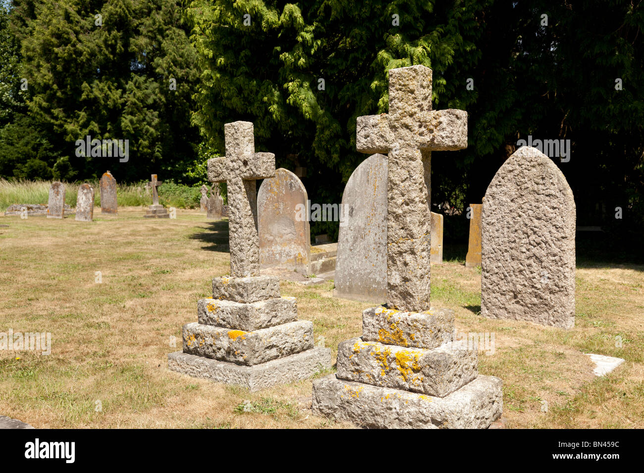 Alterò le lapidi del cimitero di St Marys Chiesa Selborne Foto Stock