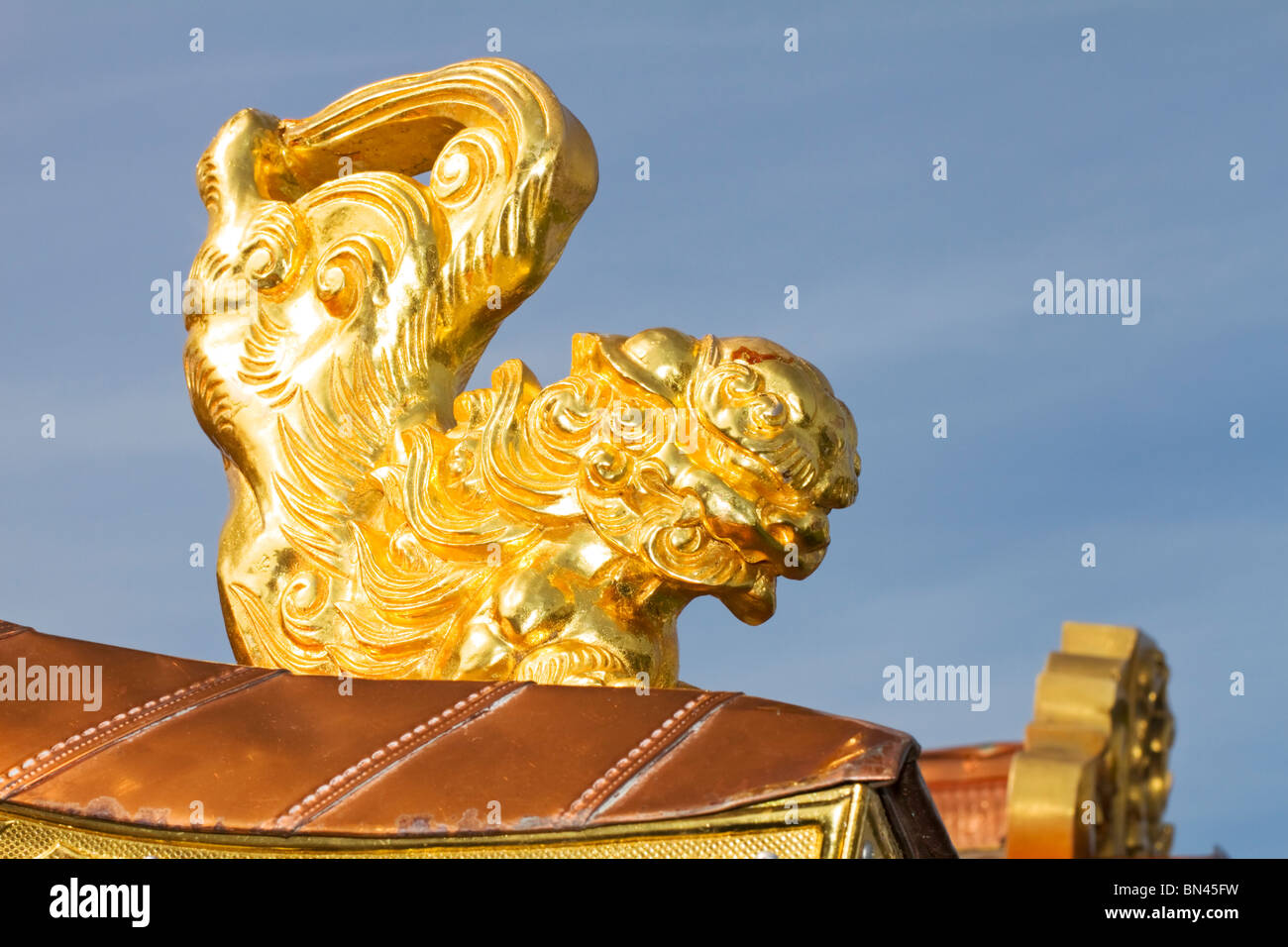 Cinese Golden Lion su un funerale asiatici funebre Foto Stock