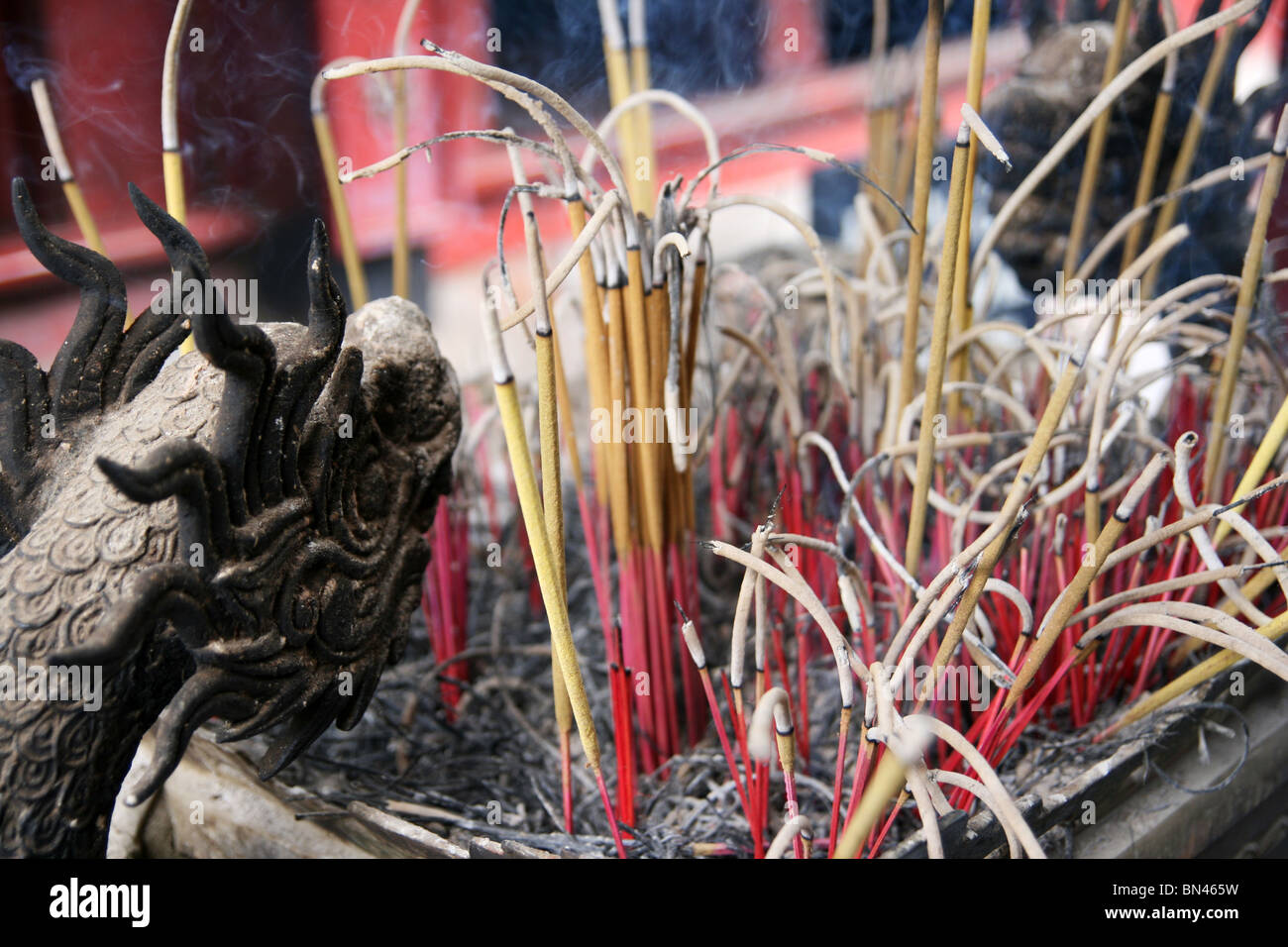 Bruciare incenso nel tempio della letteratura, Hanoi, Vietnam Foto Stock