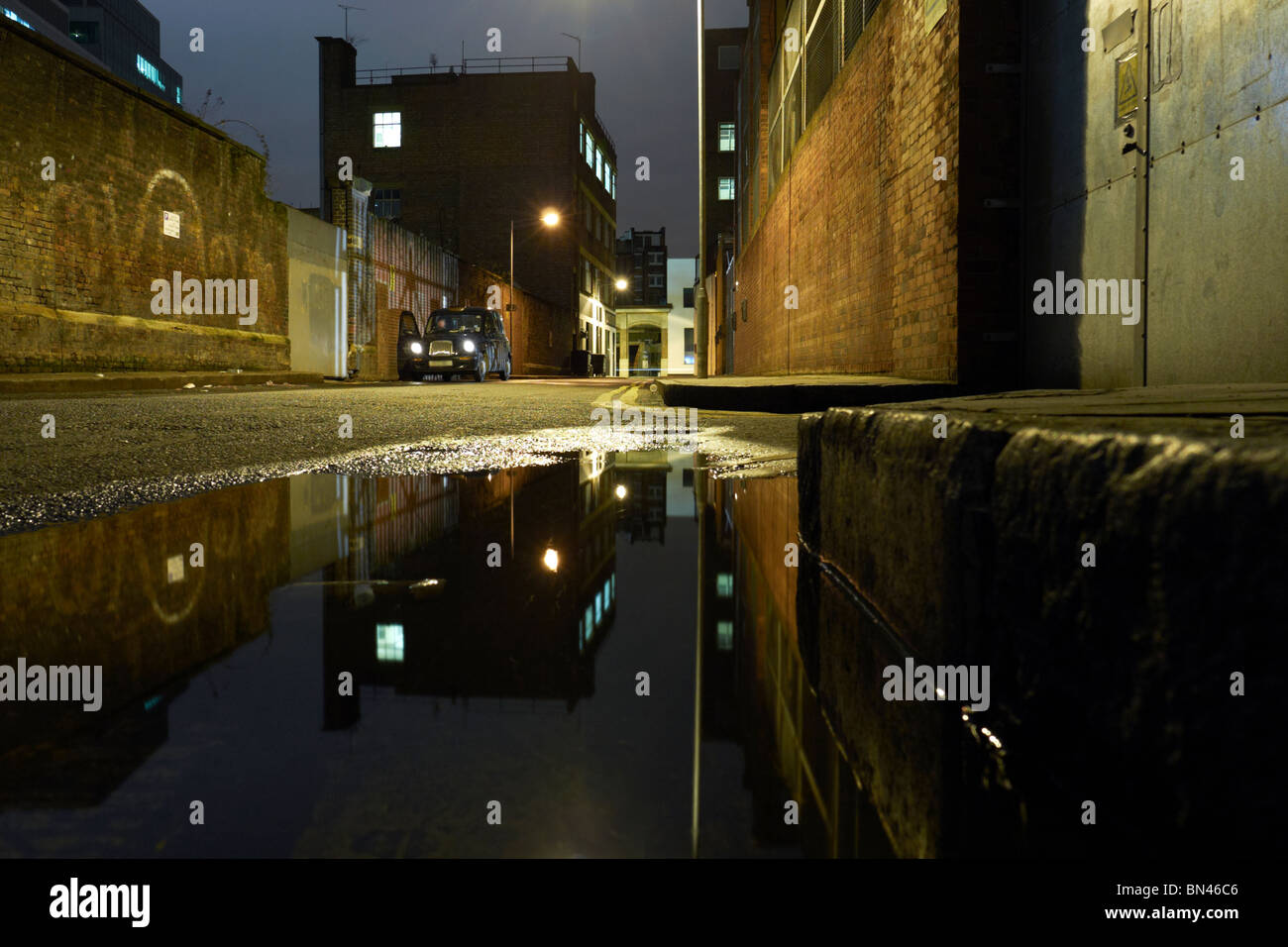 Dark squallido back Street a Londra England Regno Unito Foto Stock