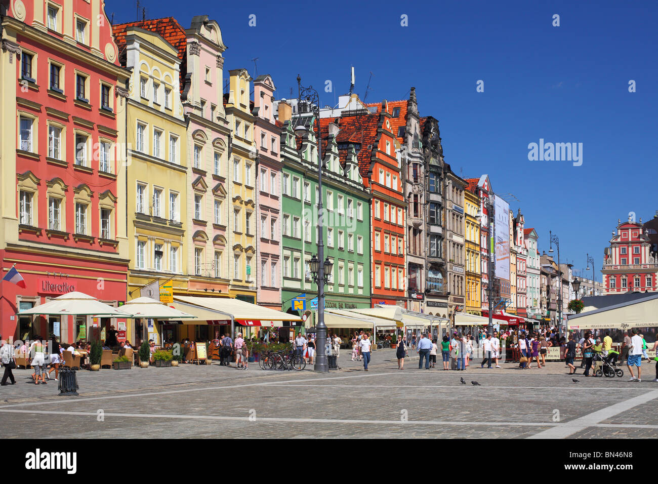 Wroclaw il mercato vecchio in una molla giornata soleggiata Polonia Foto Stock