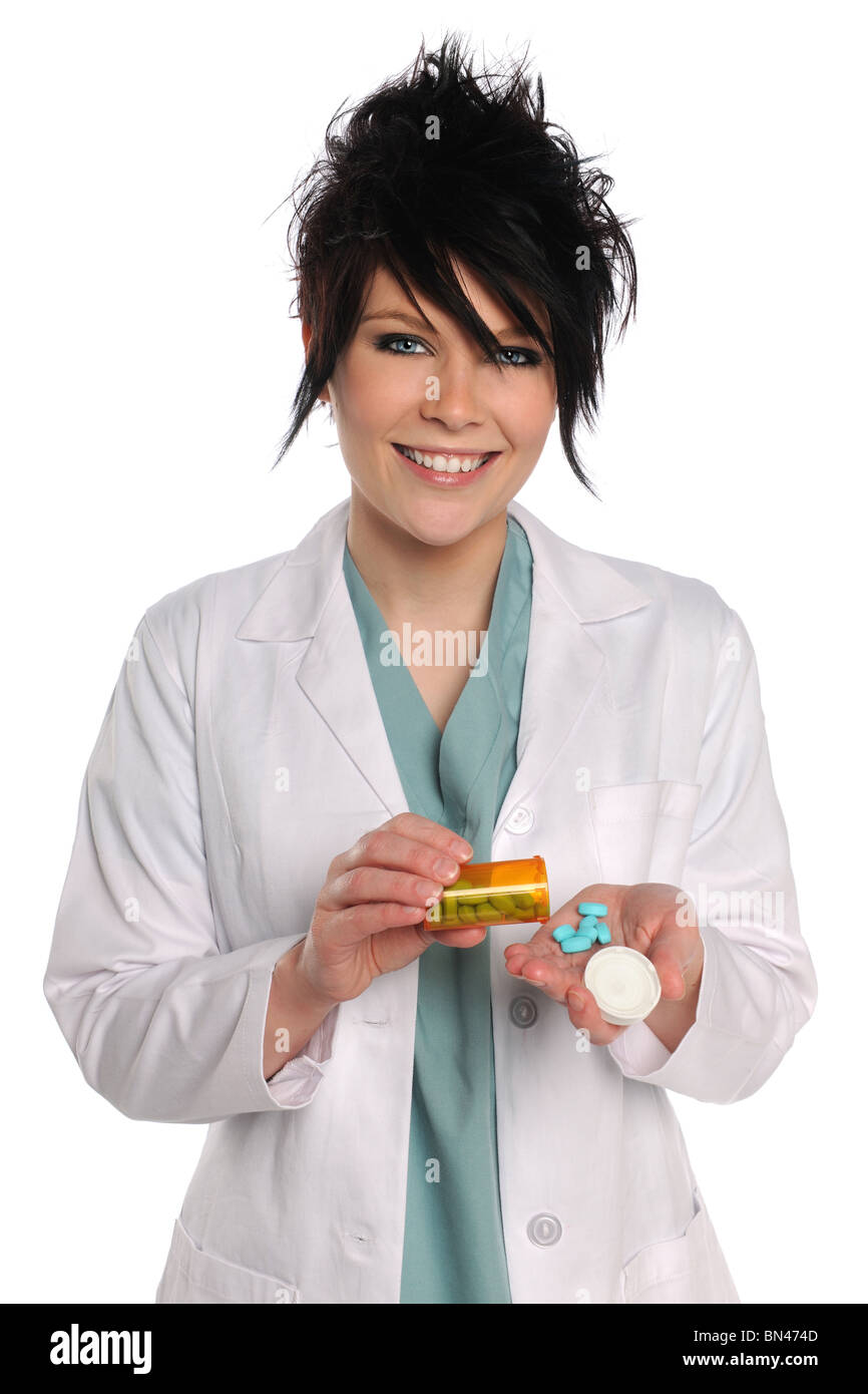 Giovani health care provider con la prescrizione di farmaci sorridente su sfondo bianco Foto Stock