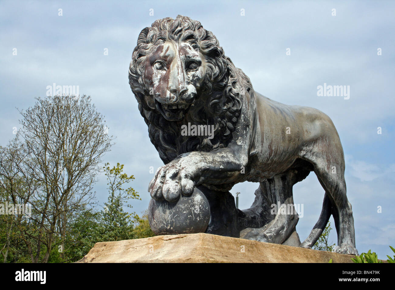 Lion statua prese a Stanley Park, Blackpool, Lancashire, Regno Unito Foto Stock