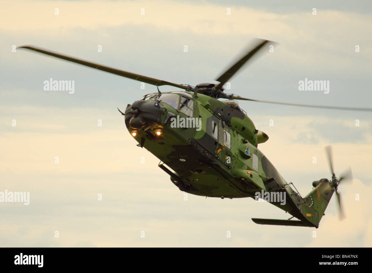 NH-90 elicottero dell'esercito finlandese a Kauhava sole di mezzanotte di Airshow 2010 Foto Stock