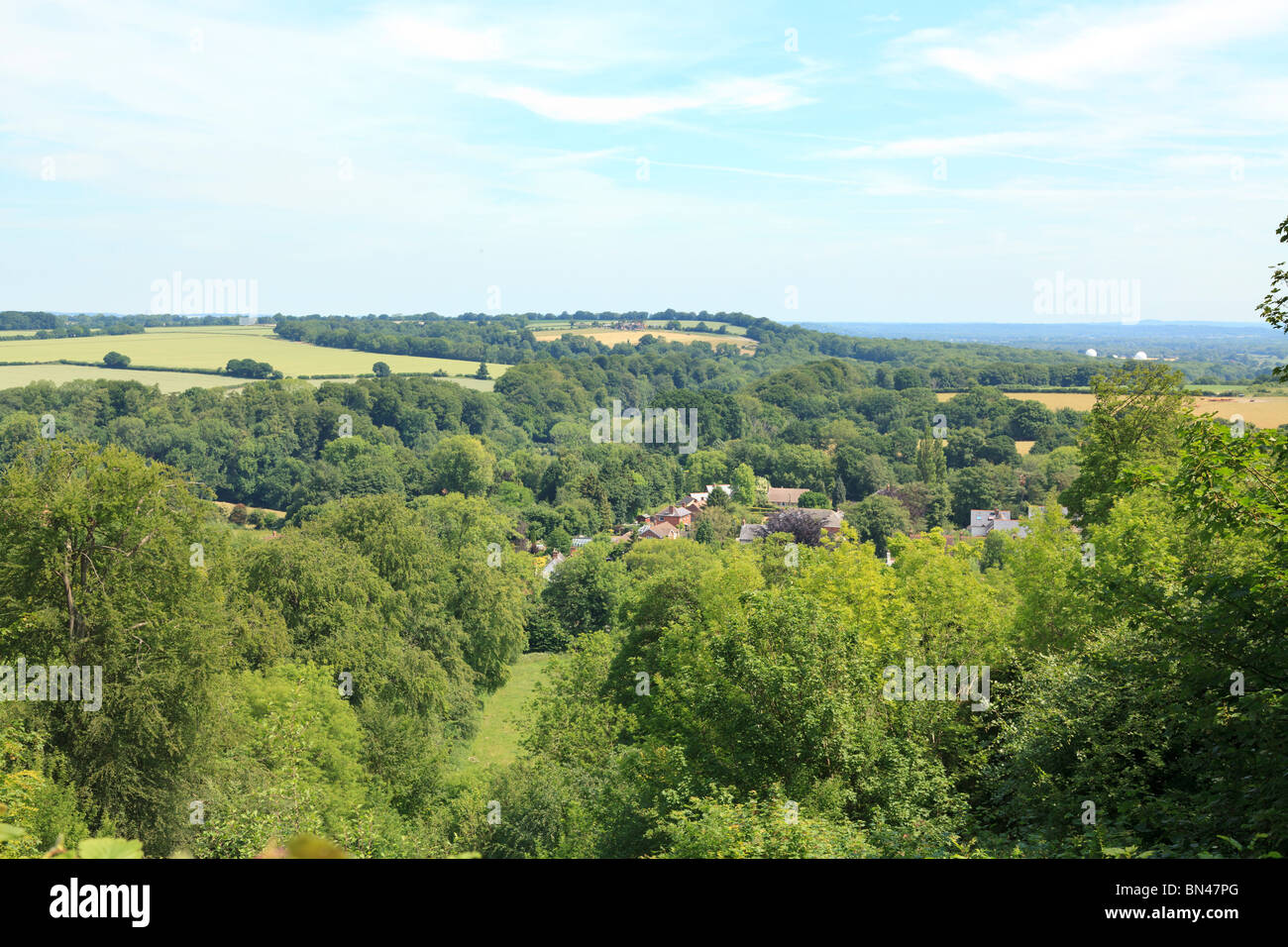 Visualizzare attraverso il villaggio e hampshire dalla parte superiore del percorso a zig-zag a Selborne Foto Stock