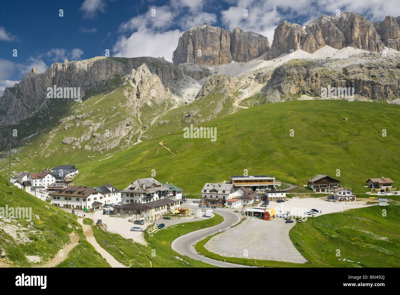 Vista estiva del Passo Pordoi dominata dalla Sella mout, Trentino, Italia Foto Stock