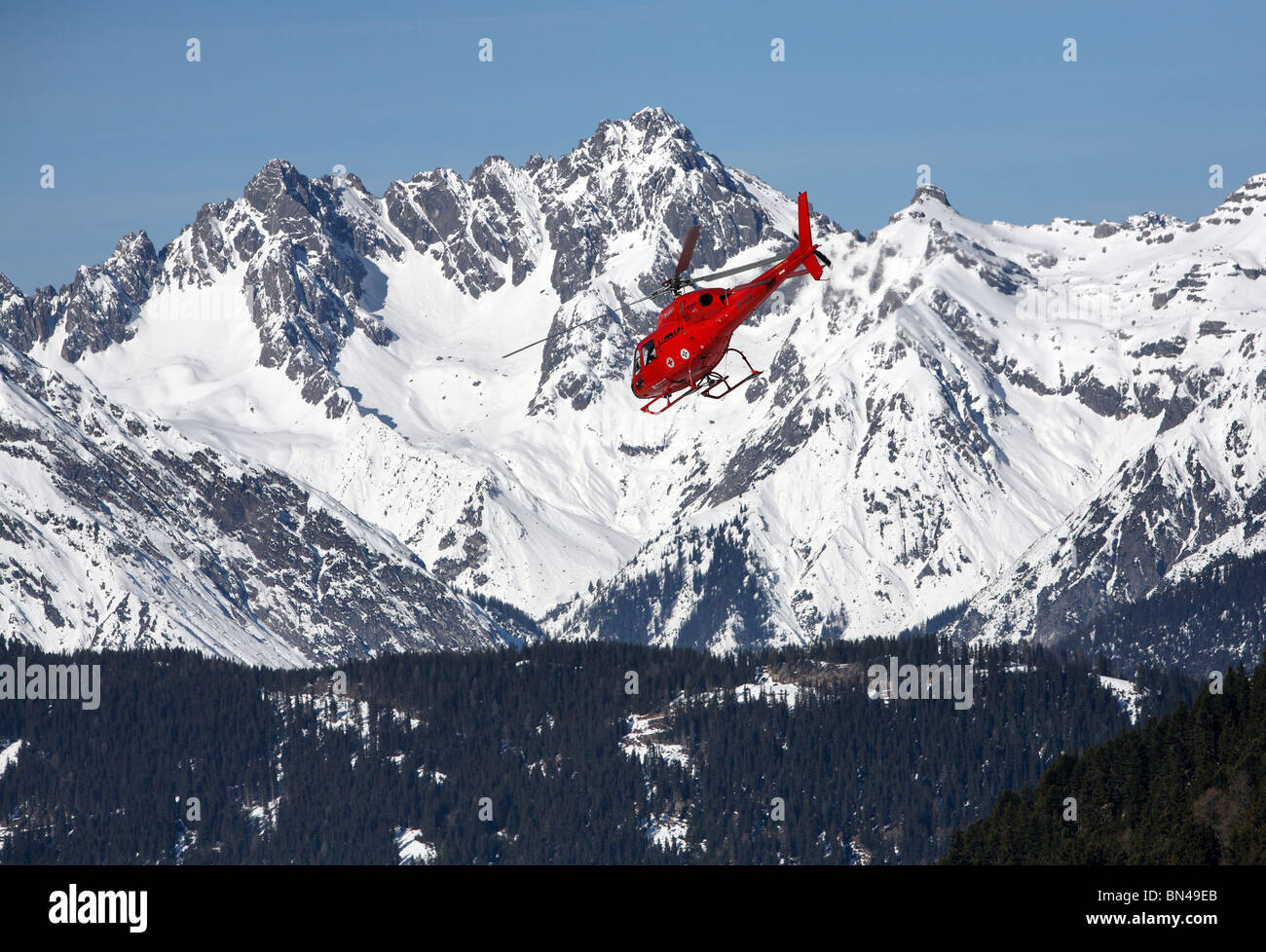 Salvataggio in elicottero di soccorso di montagna, Jerzens, Austria Foto Stock