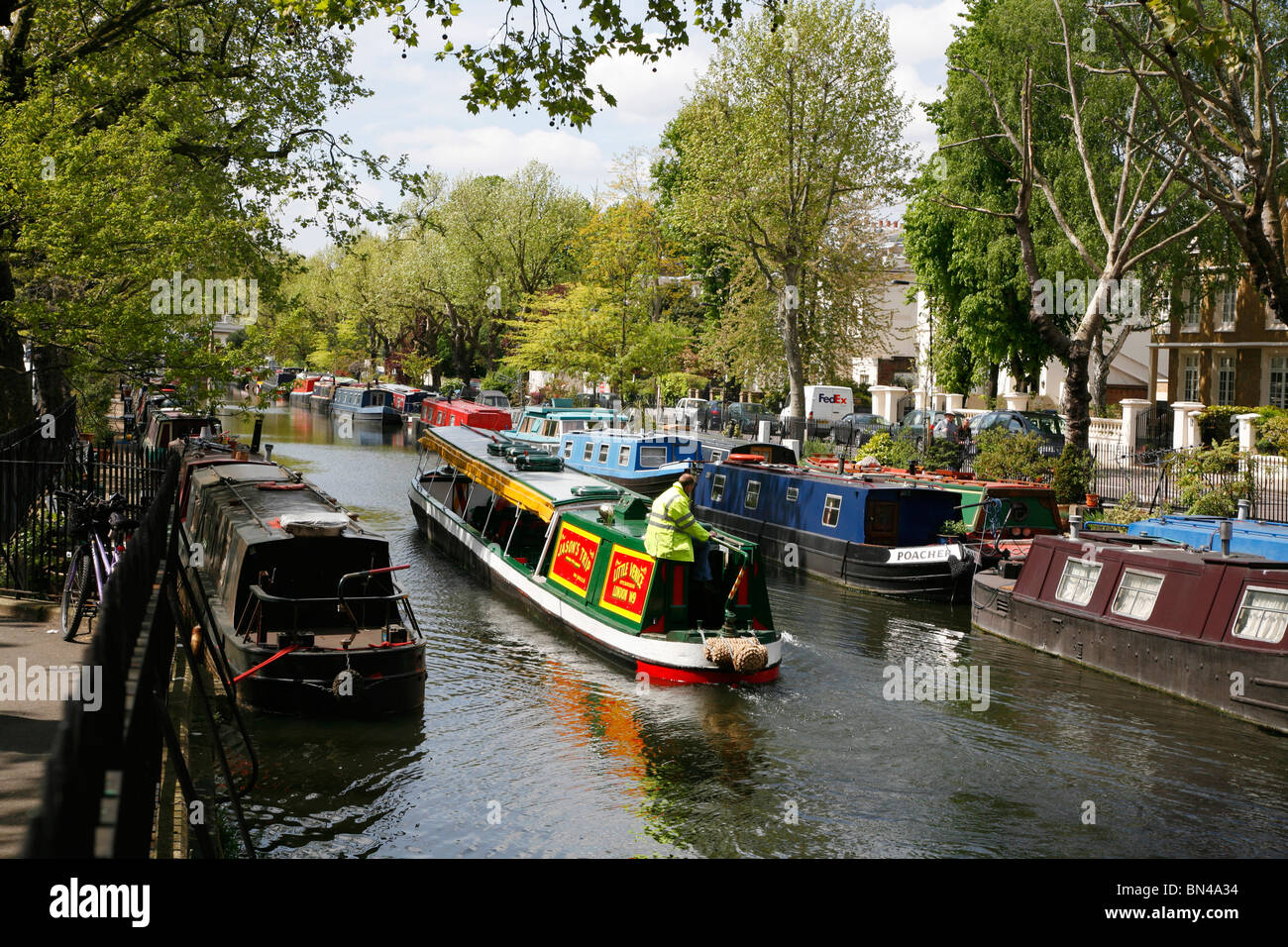 Jason riverbus viaggio vela verso il basso sul Regent's Canal a fianco di Blomfield Road, Maida Vale, London REGNO UNITO Foto Stock