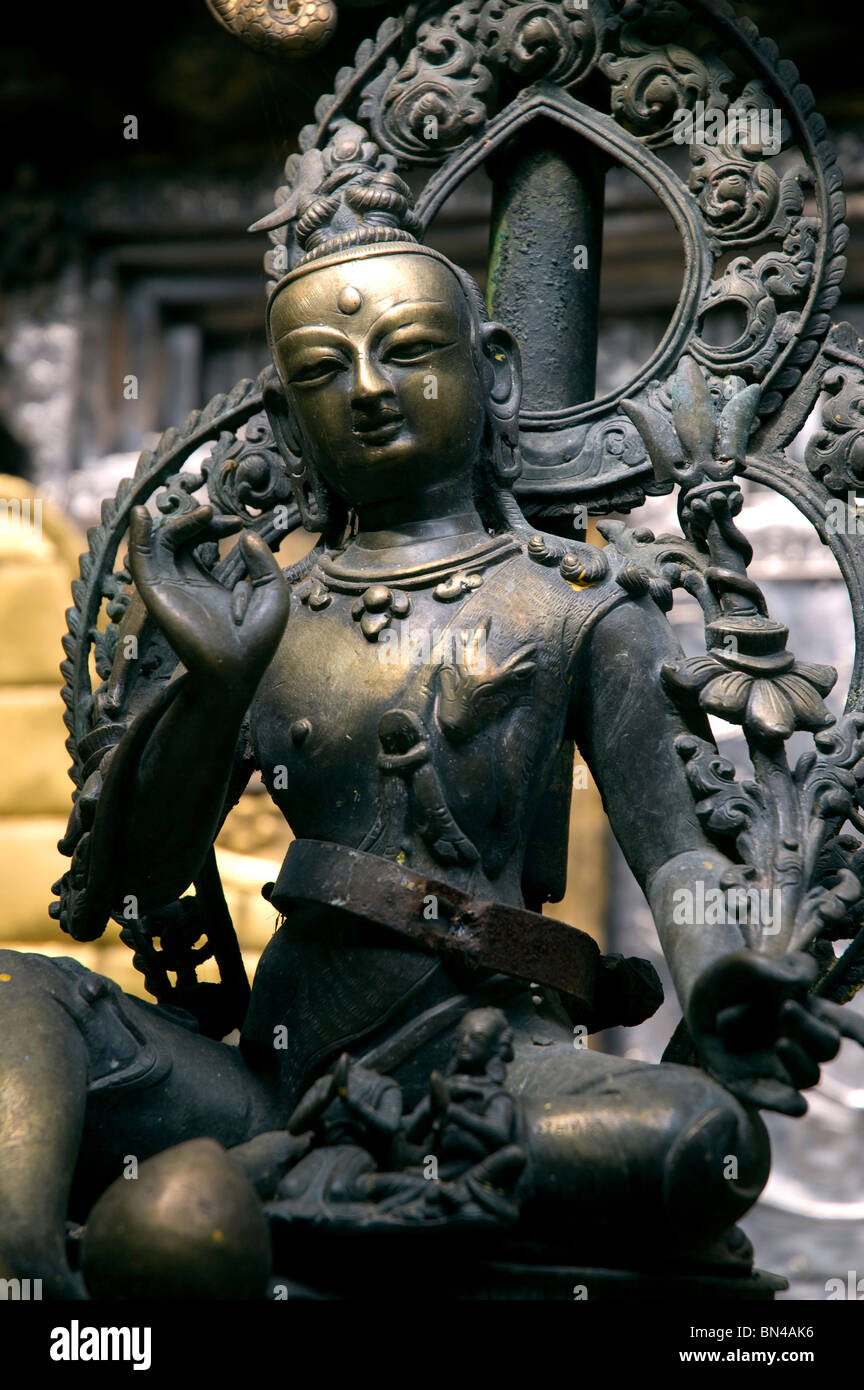 Statua di bronzo di Tara, dea buddista presso il Tempio Dorato, appena fuori la Durbar Square, Patan Nepal. Foto Stock