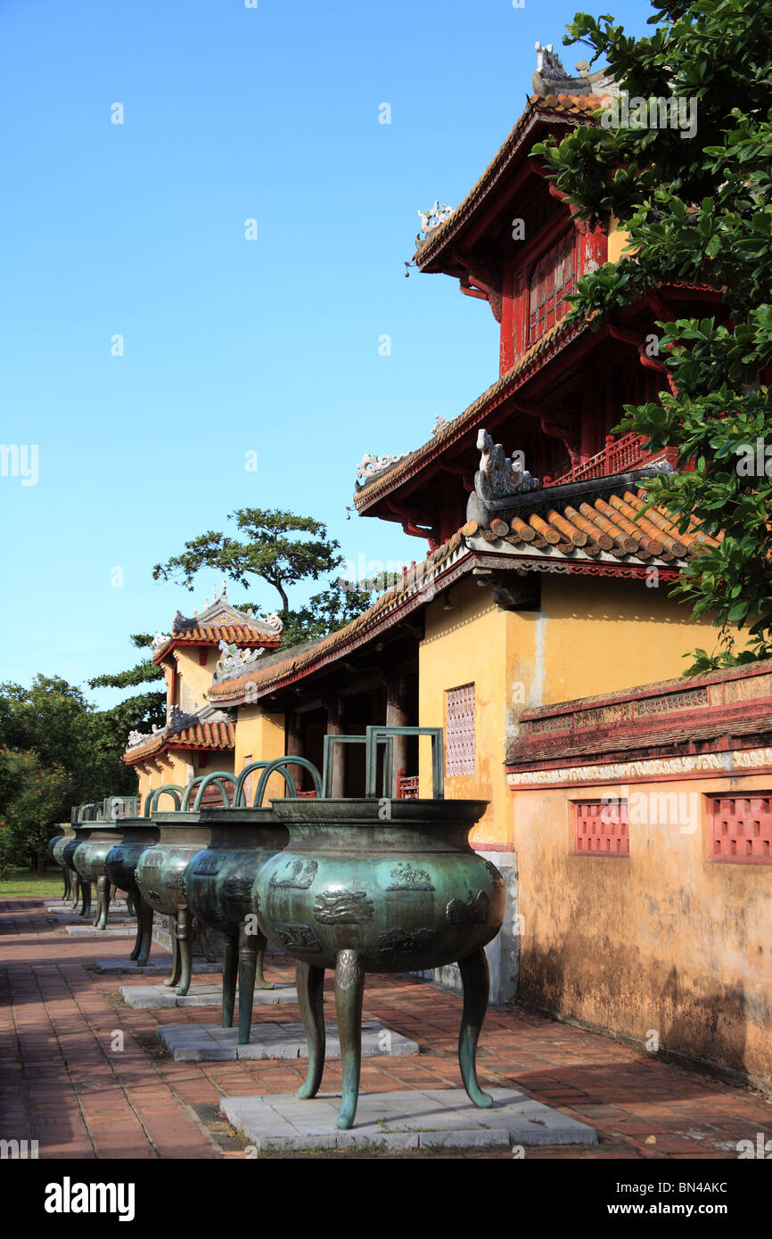 Tenuto presso la cittadella di Hue, Vietnam. Le nove urne dinastiche di fronte al Thế Miếu (Tempio di generazioni). Foto Stock