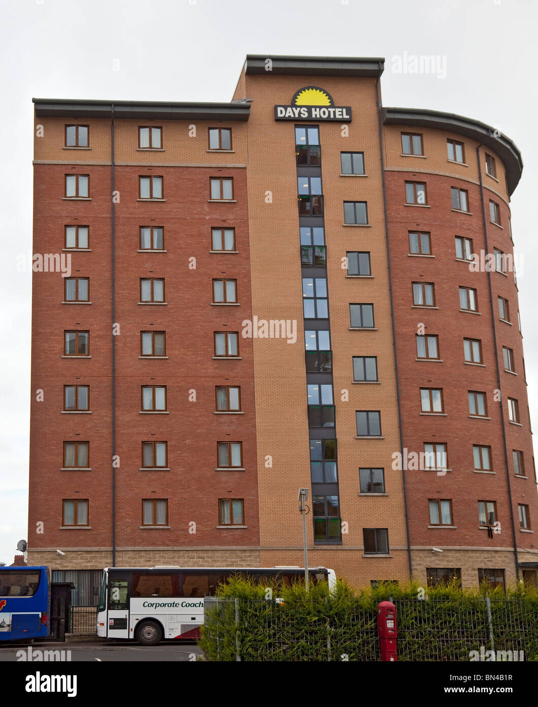 Esterno del Days Hotel, nella speranza Street a Belfast City Centre. Costruito nel 2003, è il più grande hotel in Irlanda del Nord. Foto Stock