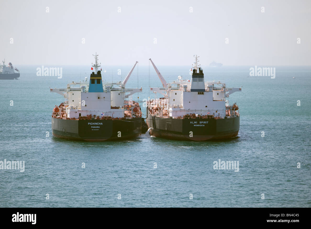 Le petroliere ancorate al largo di Gibilterra. Eseguire 'ship-nave " trasferimento di carico. Alleggerimento di una nave nell'altro.. Foto Stock