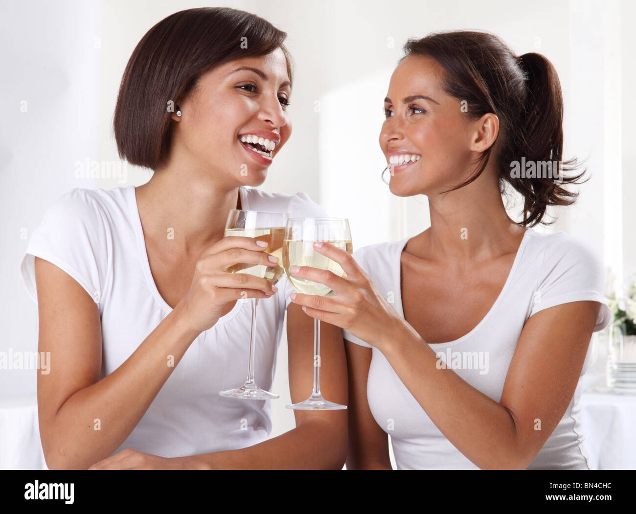 Due donne di bere il vino bianco Foto Stock