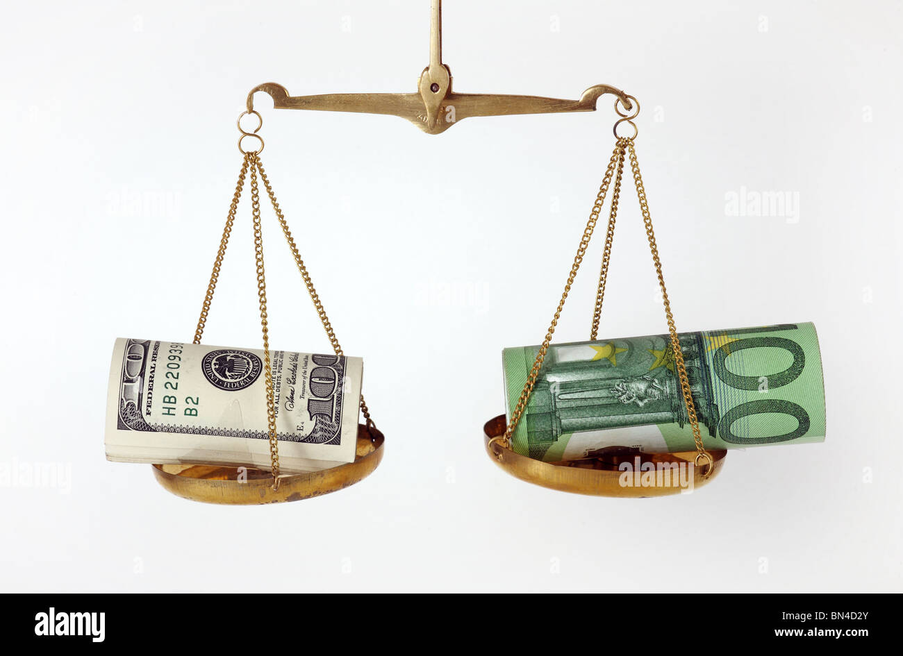 Bilancia con il Dollaro ed Euro Bills Foto Stock