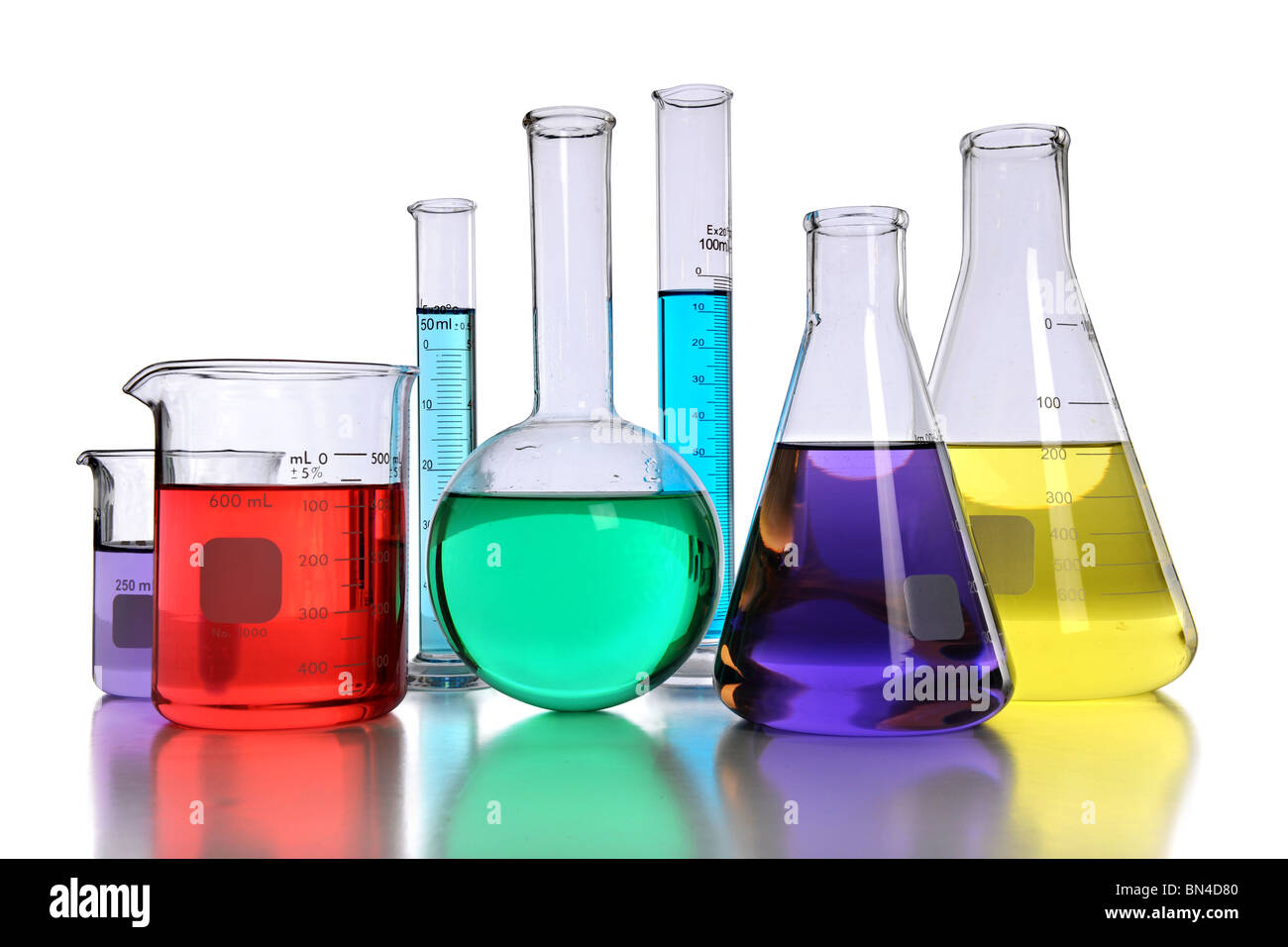 Vetreria di laboratorio con vari liquidi colorati con la riflessione sulla tabella Foto Stock