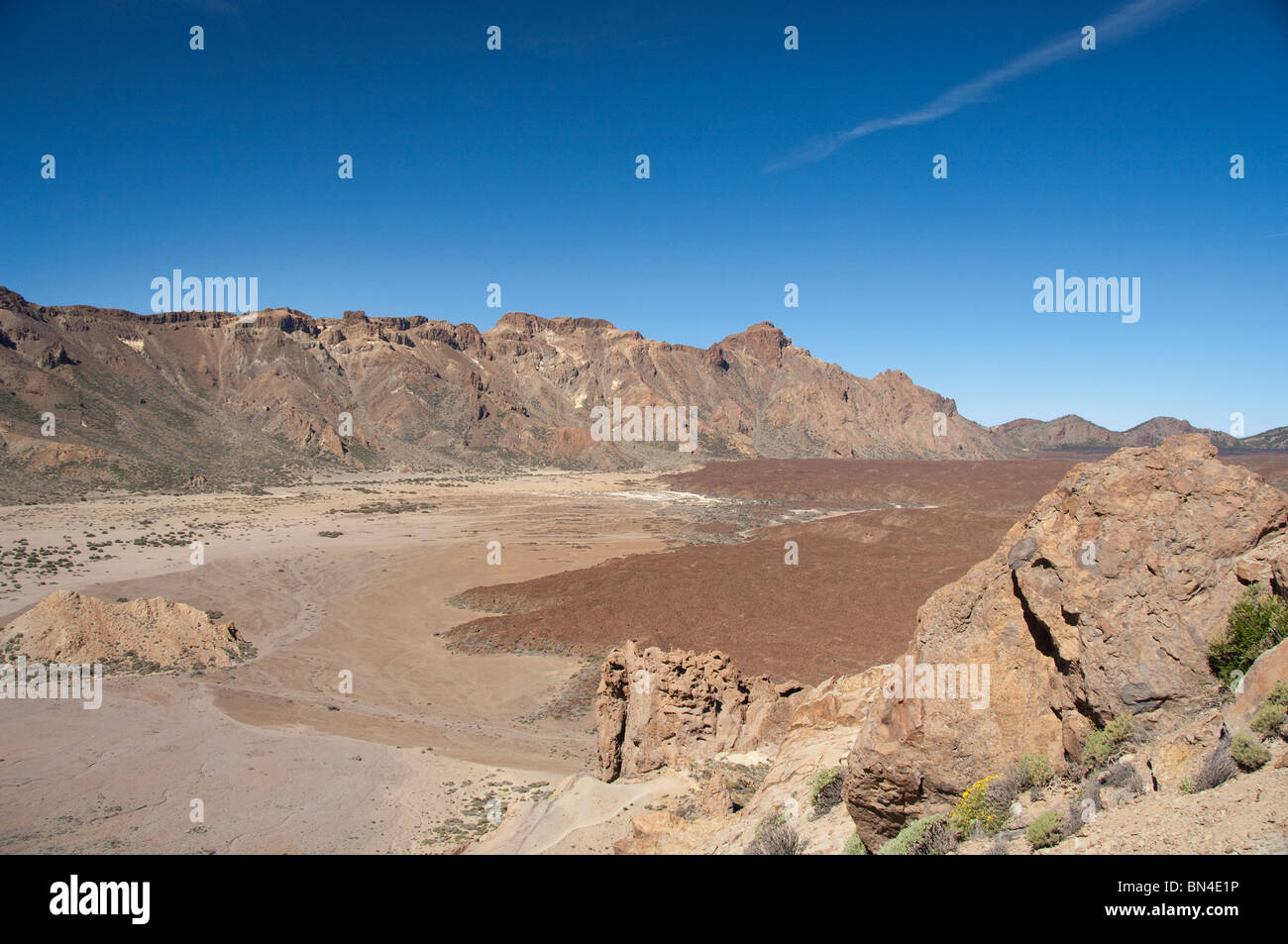 Spagna Isole Canarie Tenerife. Las Canadas del Parco Nazionale. Caldera gigante panoramica mostra un vecchio flusso di lava. Foto Stock