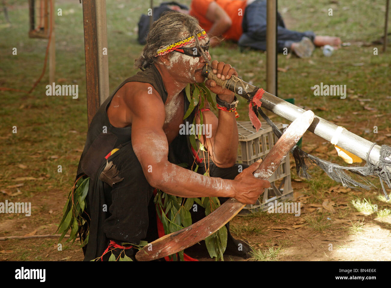 Dipinto di musicista con Didgeridoo durante una celebrazione in Byron Bay, Nuovo Galles del Sud, Australia Foto Stock