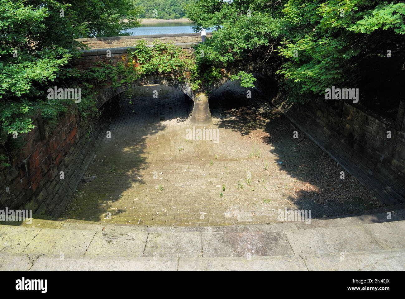 Overflow da Yarrow di serbatoi Anglezarke mostra bassi livelli di acqua a causa di condizioni di siccità. Foto Stock