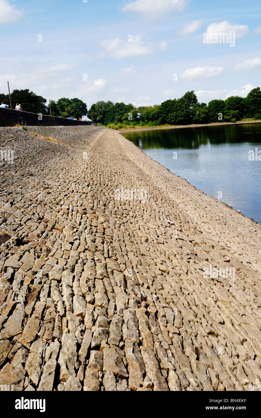 Basso livello dell'acqua sul serbatoio Anglezarke, Lancashire con i segni che mostra il normale e il livello di acqua alta. Foto Stock