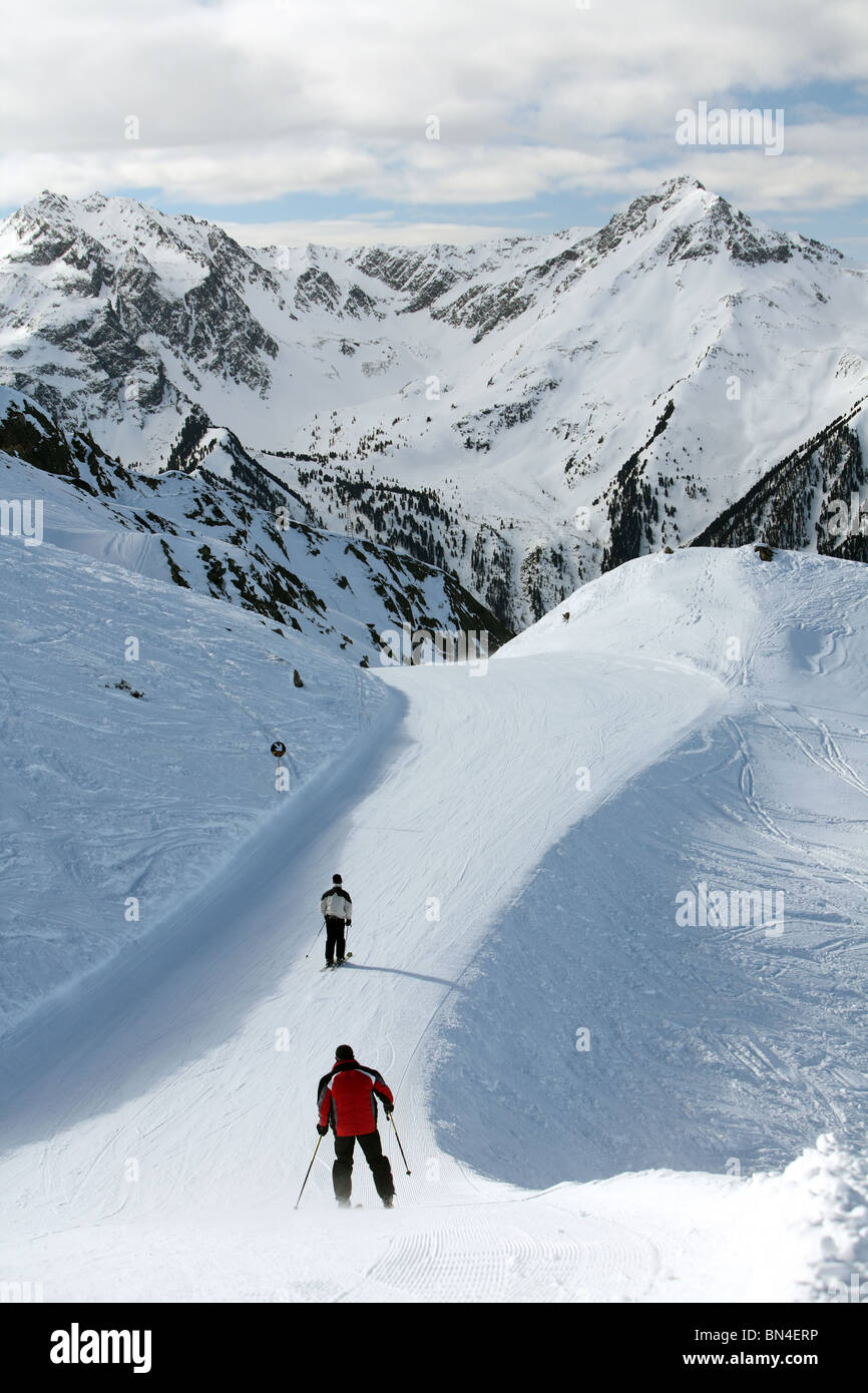 Gli sciatori su una pista da sci, Jerzens, Austria Foto Stock