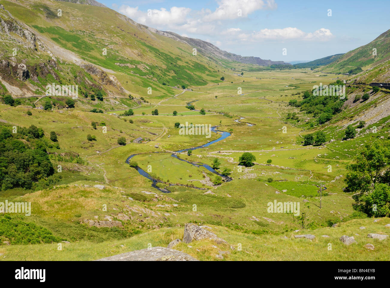 Nant Ffrancon valley in Gwynedd, una classica forma a U della valle ghiacciate. Afon Ogwen è il fiume che si snoda attraverso la valle. Foto Stock