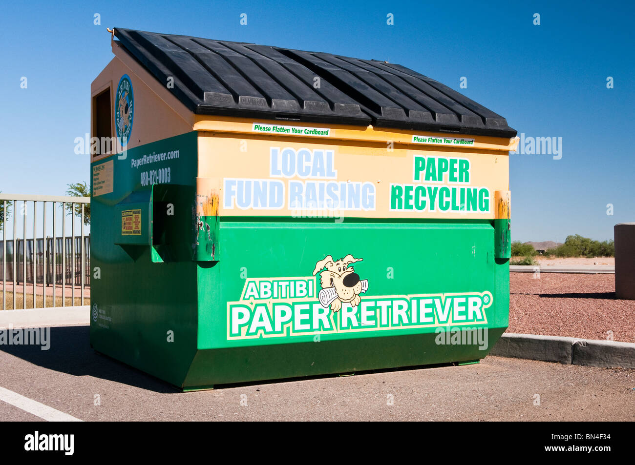 Casella di donazione convenientemente situato in parcheggi dove il pubblico può riciclare i loro indesiderati prodotti di carta. Foto Stock