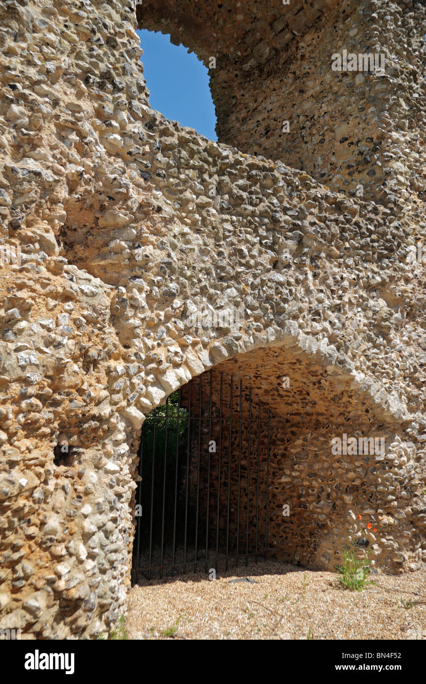 La pietra focaia le rovine e mantenere ottagonale del Castello Odiham (noto localmente come 'Re Giovanni Castello dell'), Hampshire REGNO UNITO. Foto Stock