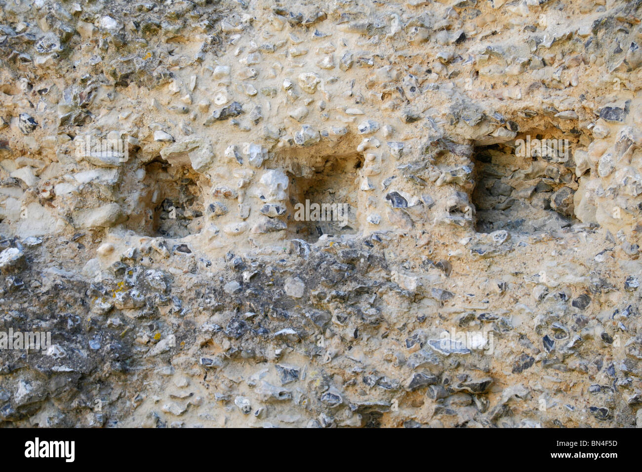 Fori per travetti di pavimento in pietra focaia muratura in pietra del Castello Odiham (noto localmente come 'Re Giovanni Castello dell'), Hampshire REGNO UNITO. Foto Stock