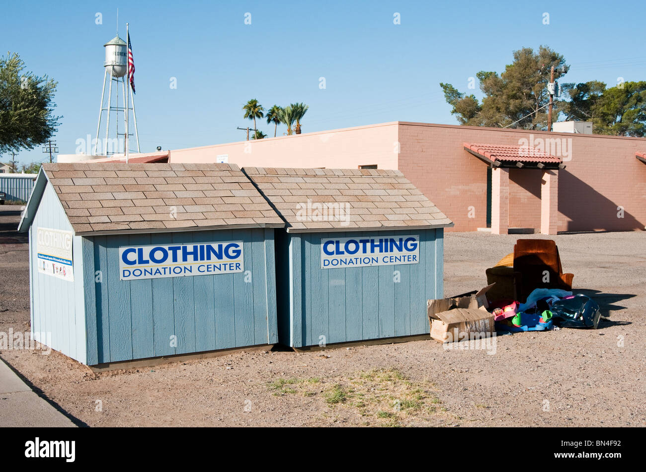 Scatole di donazione trova dove il pubblico può riciclare il loro abbigliamento indesiderati. Foto Stock