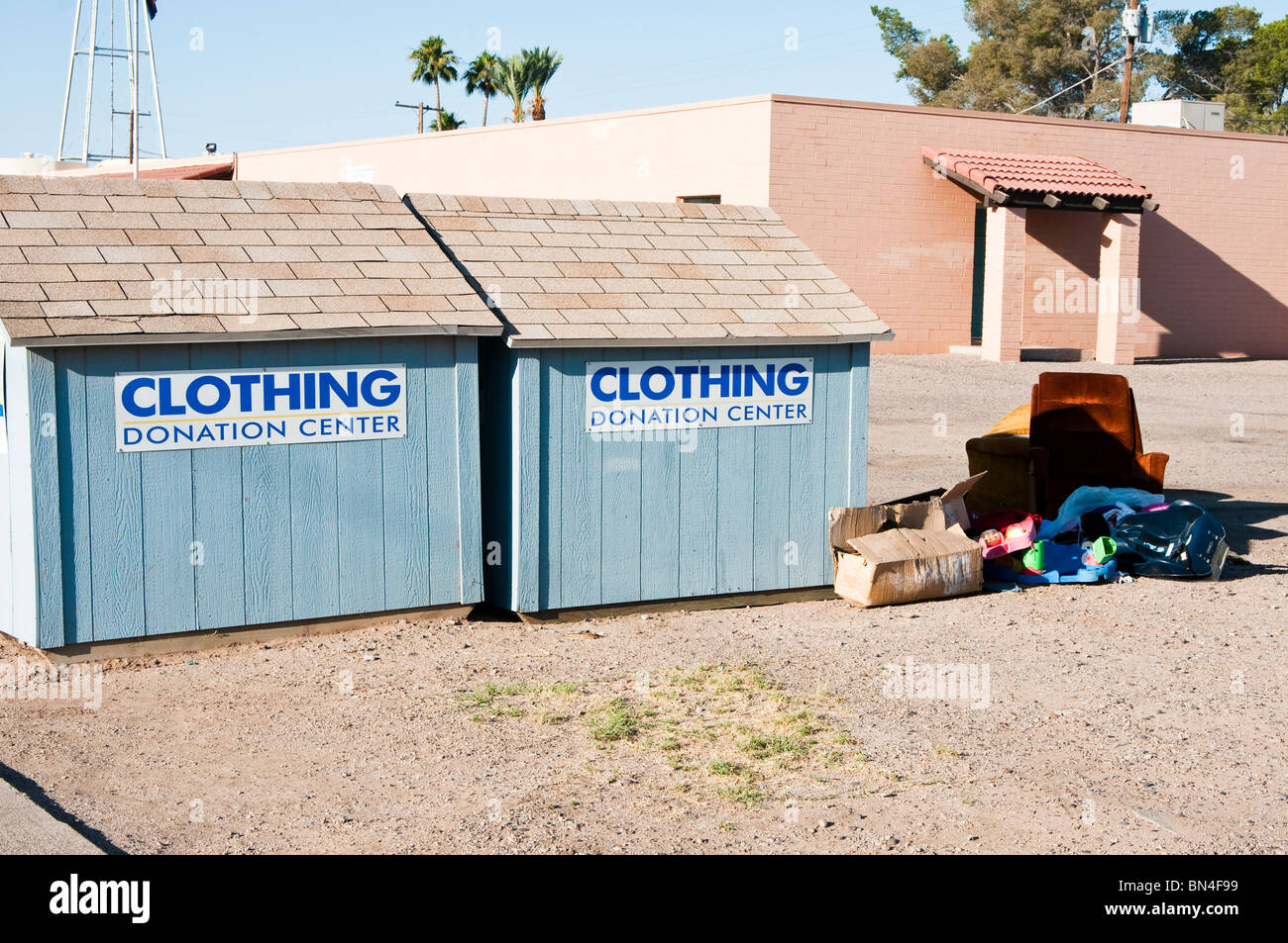 Scatole di donazione trova dove il pubblico può riciclare il loro abbigliamento indesiderati. Foto Stock