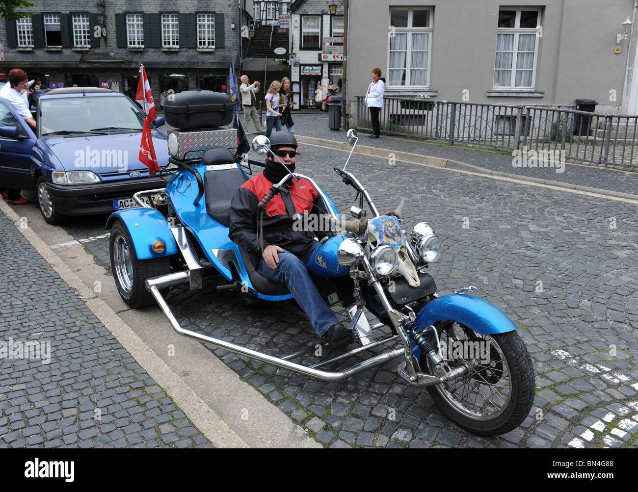 Motore di moto o trike in Monschau nel Parco Nazionale dell'Eifel Germania Deutschland Europa Foto Stock