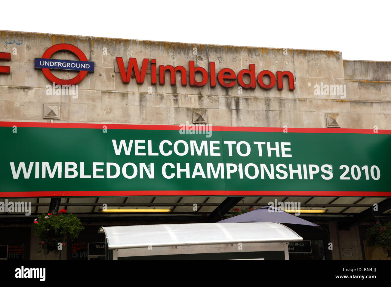 Vista dell'ingresso a Wimbledon Mainline dalla stazione e dalla fermata della metropolitana durante il torneo di tennis di Wimbledon, London, SW19. Foto Stock
