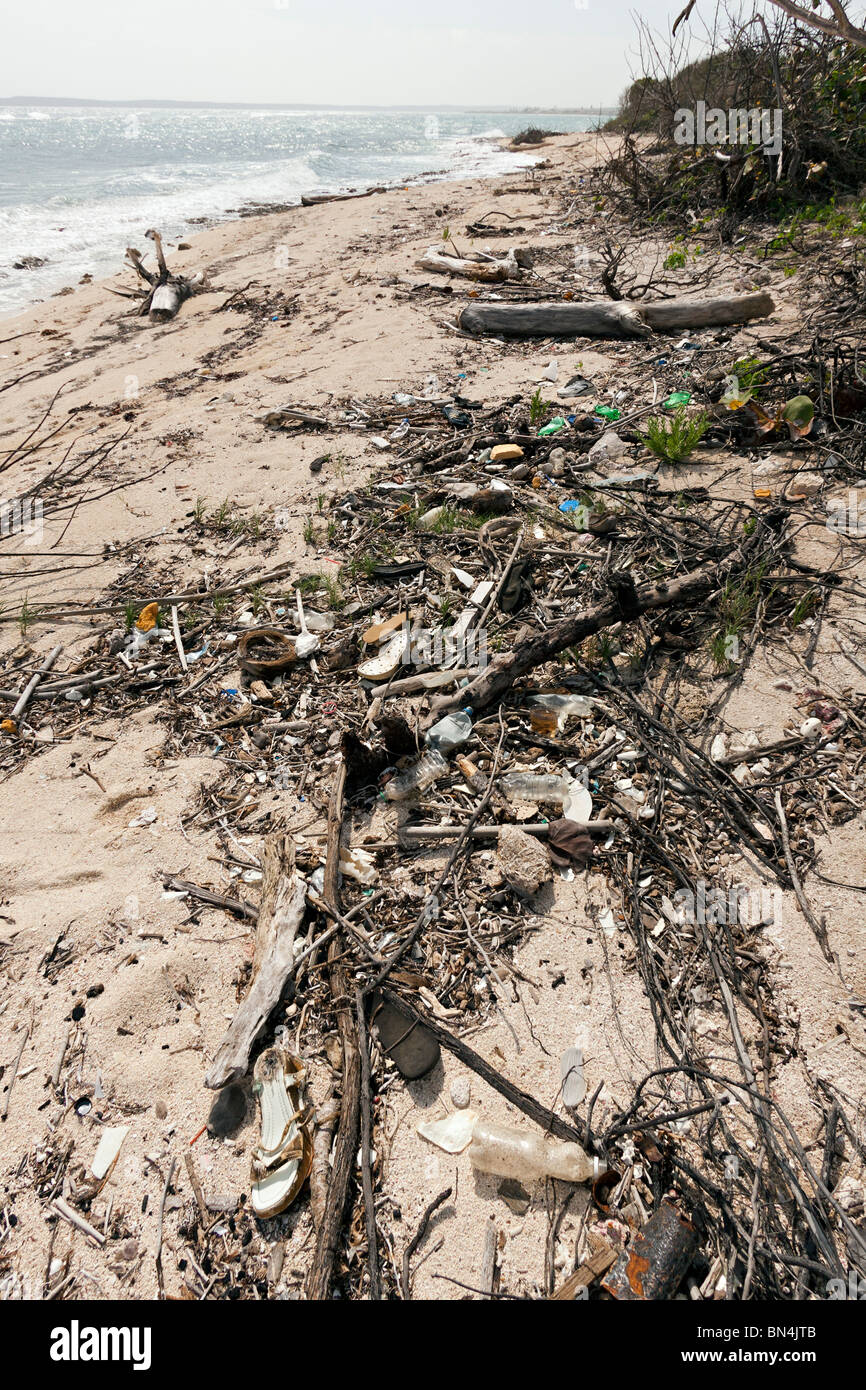 Immondizia sulla spiaggia cubana. Foto Stock