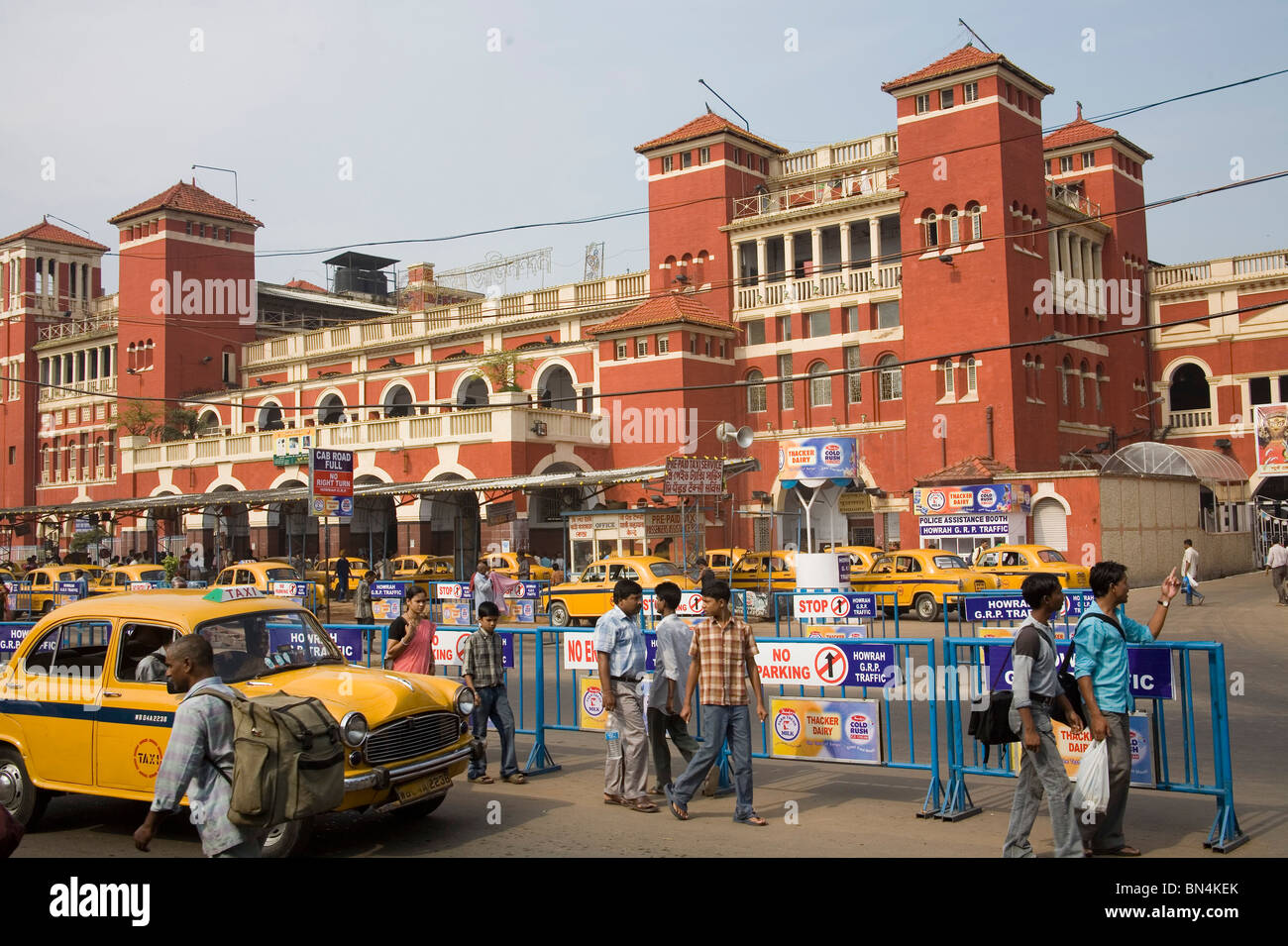 Stazione ferroviaria di Howrah ; Street scene ; Calcutta Kolkata ; Bengala Occidentale ; India Foto Stock