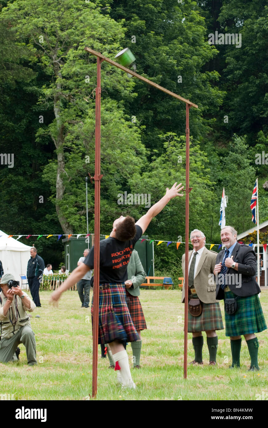 Giochi delle Highland concorrente gettando il peso Foto Stock