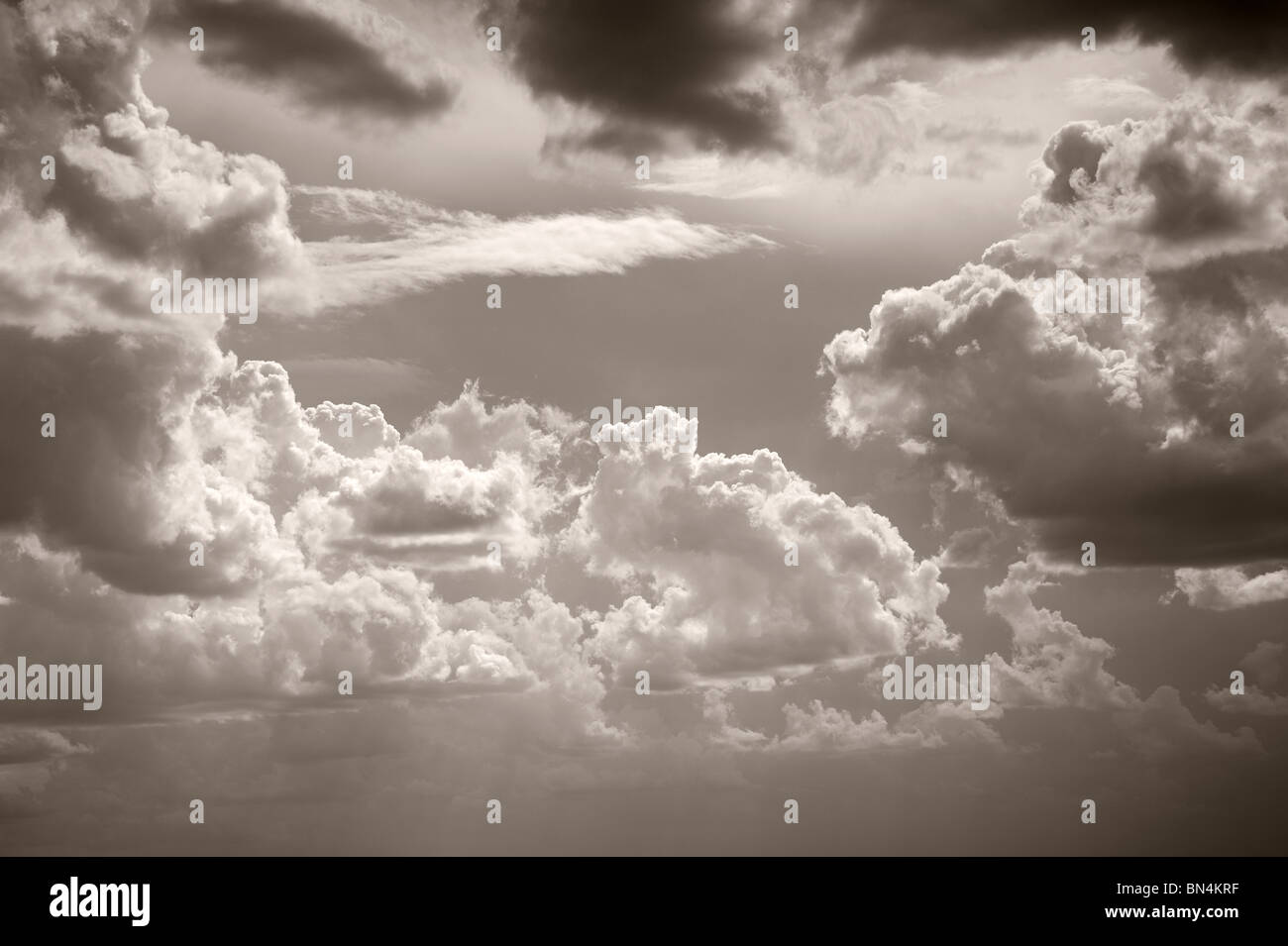 In bianco e nero dai toni seppia Cielo e nubi Foto Stock