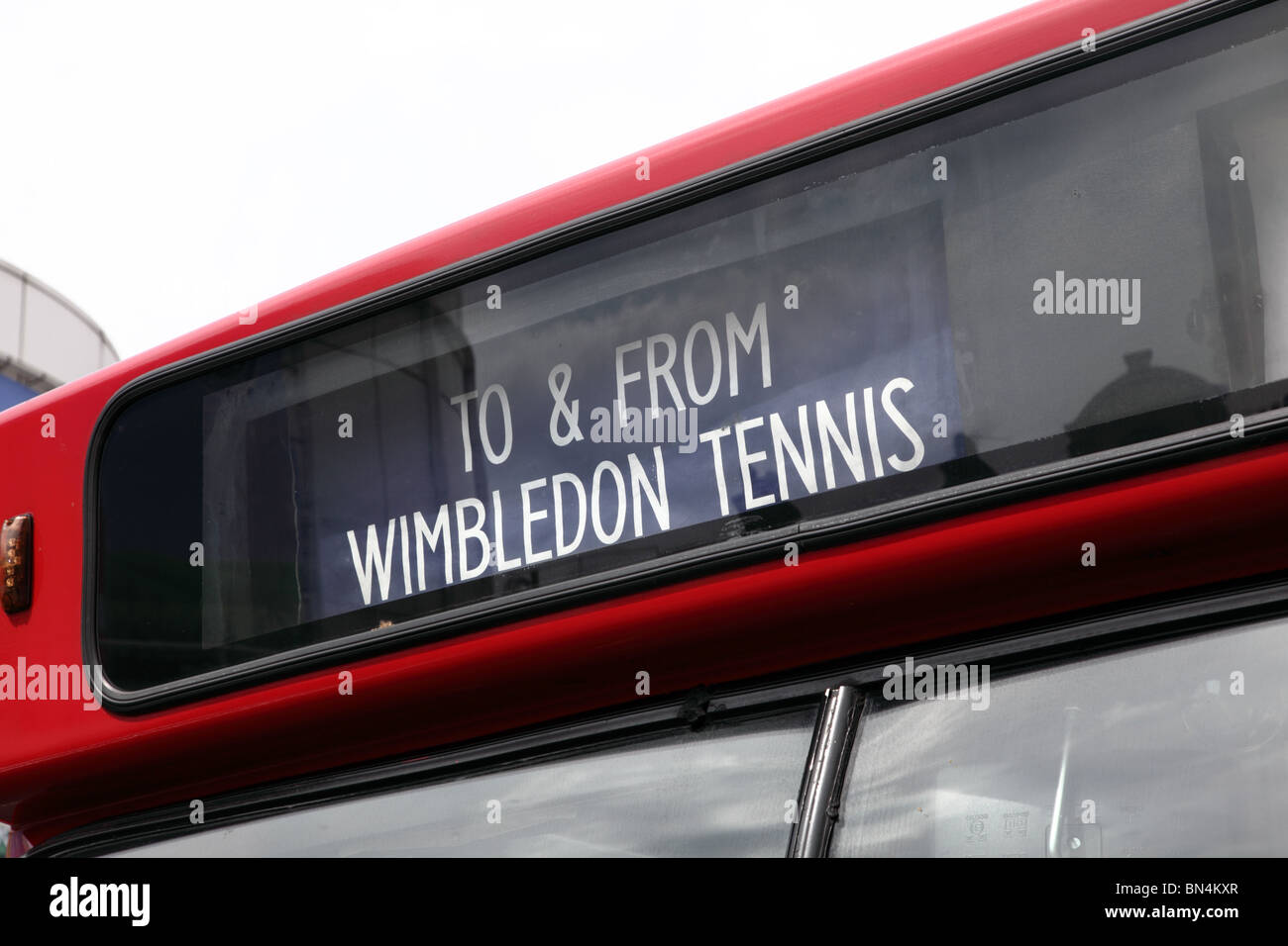Segno su uno del torneo di tennis di Wimbledon navette durante la settimana di tennis a Wimbledon, Merton, London, SW19. Foto Stock