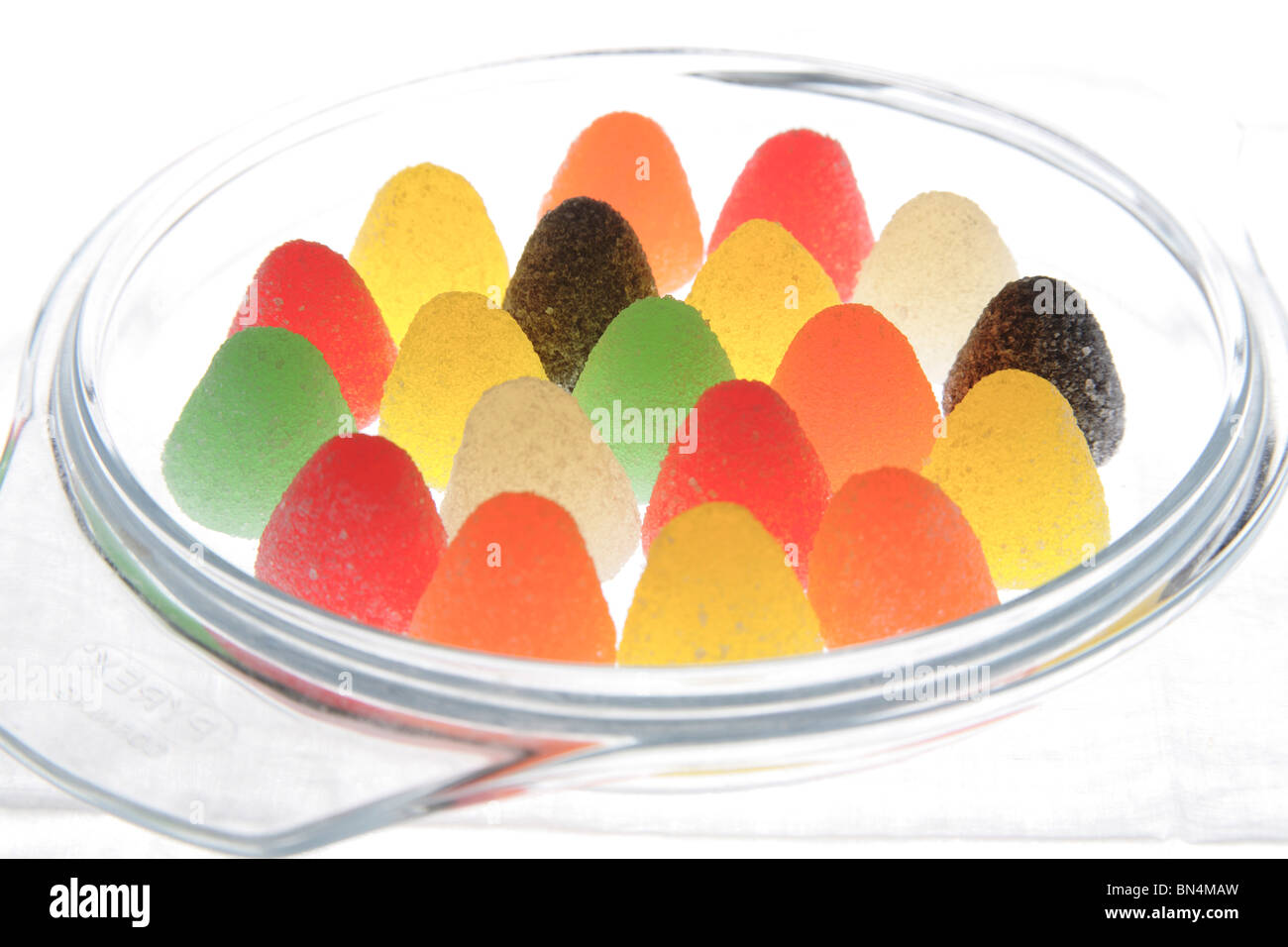 Assortimento di American gomme dure disposizione nel vassoio trasparente ;  rivestite di zucchero colorate morbide caramelle gommose Foto stock - Alamy