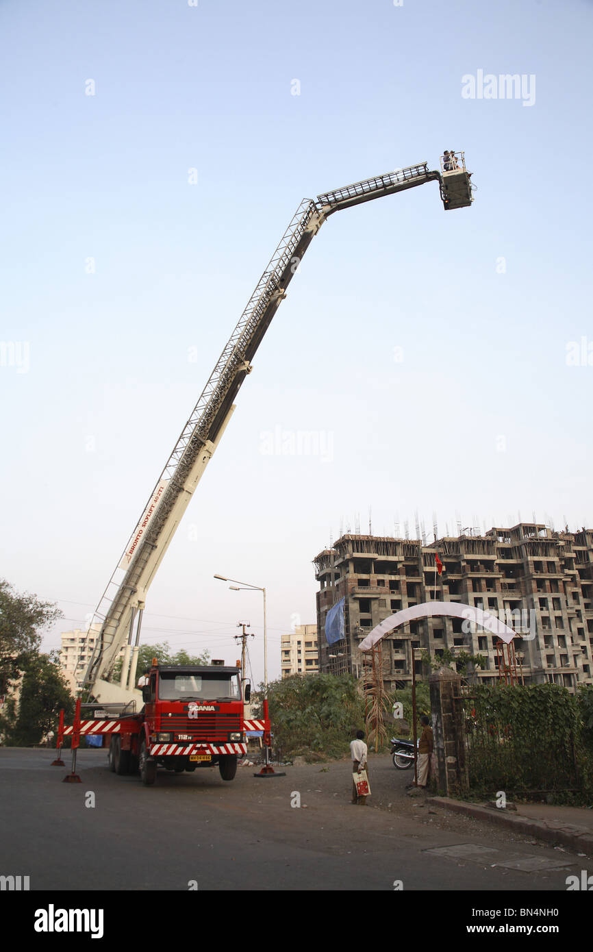 Vigili del Fuoco veicolo; Branto; utilizzati per la lotta contro gli incendi per le torri; scaletta estesa Upavan vicino lago; Thane; Maharashtra, India Foto Stock