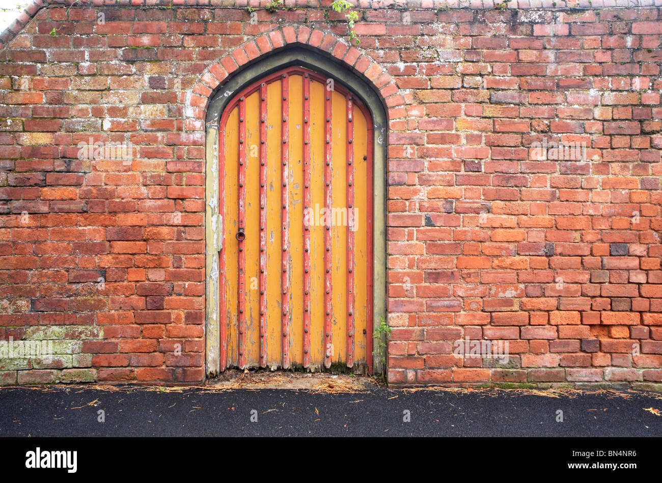 Porta con muro ad arco Foto Stock