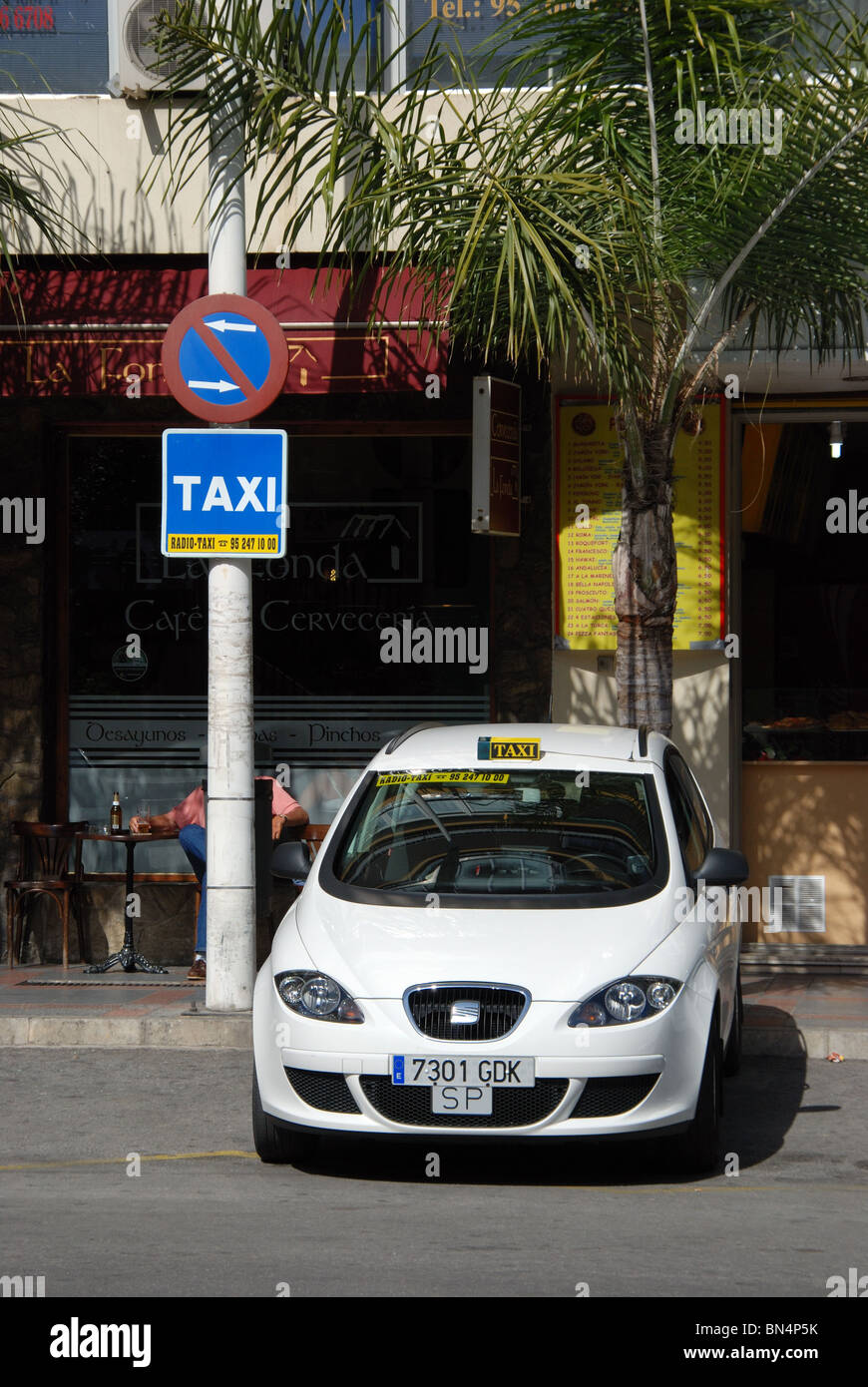 Taxi dalla stazione degli autobus, Fuengirola, Costa del Sol, provincia di Malaga, Andalusia, Spagna, Europa occidentale. Foto Stock