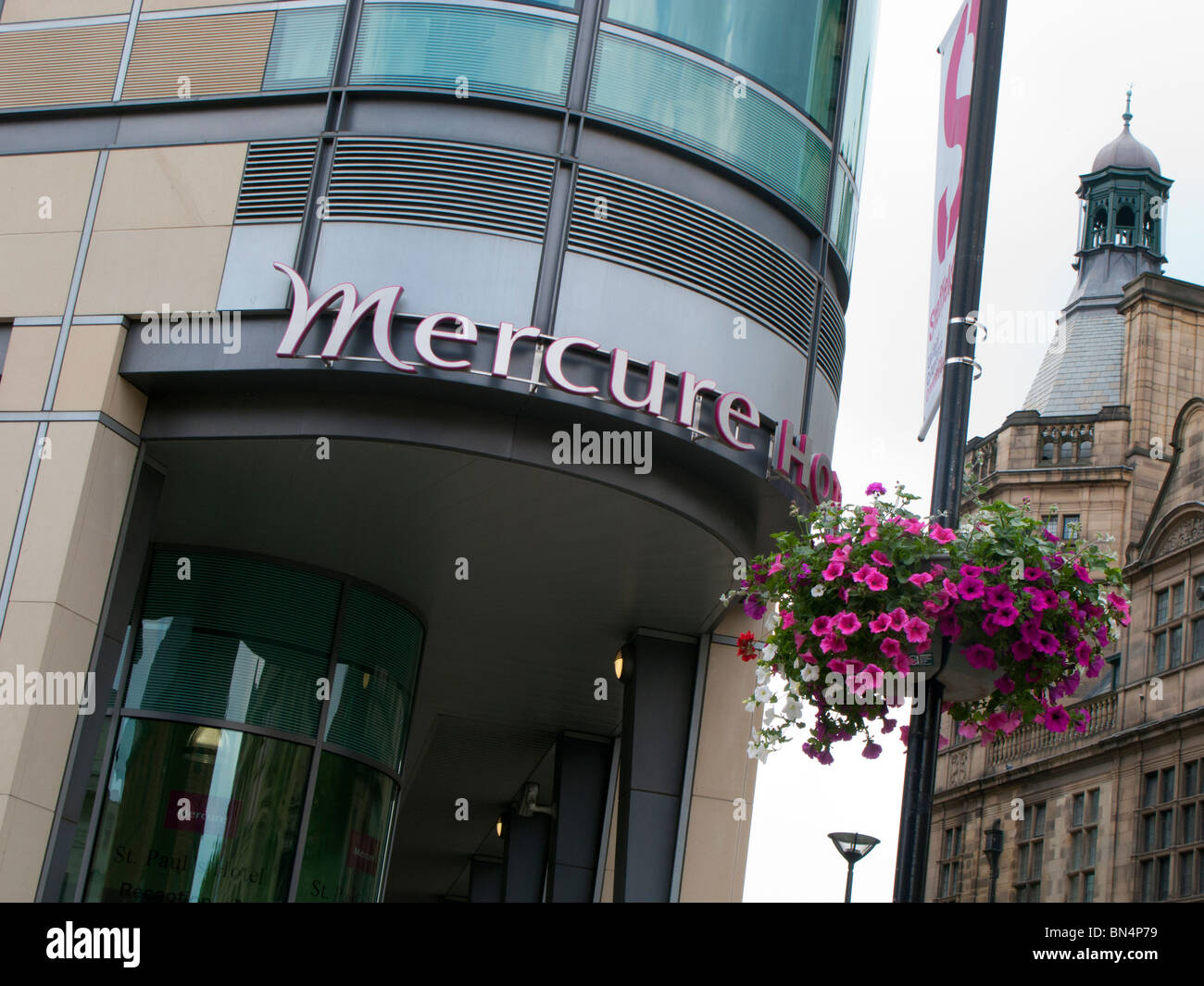 Mercure Hotel e il Municipio, Sheffield Foto Stock