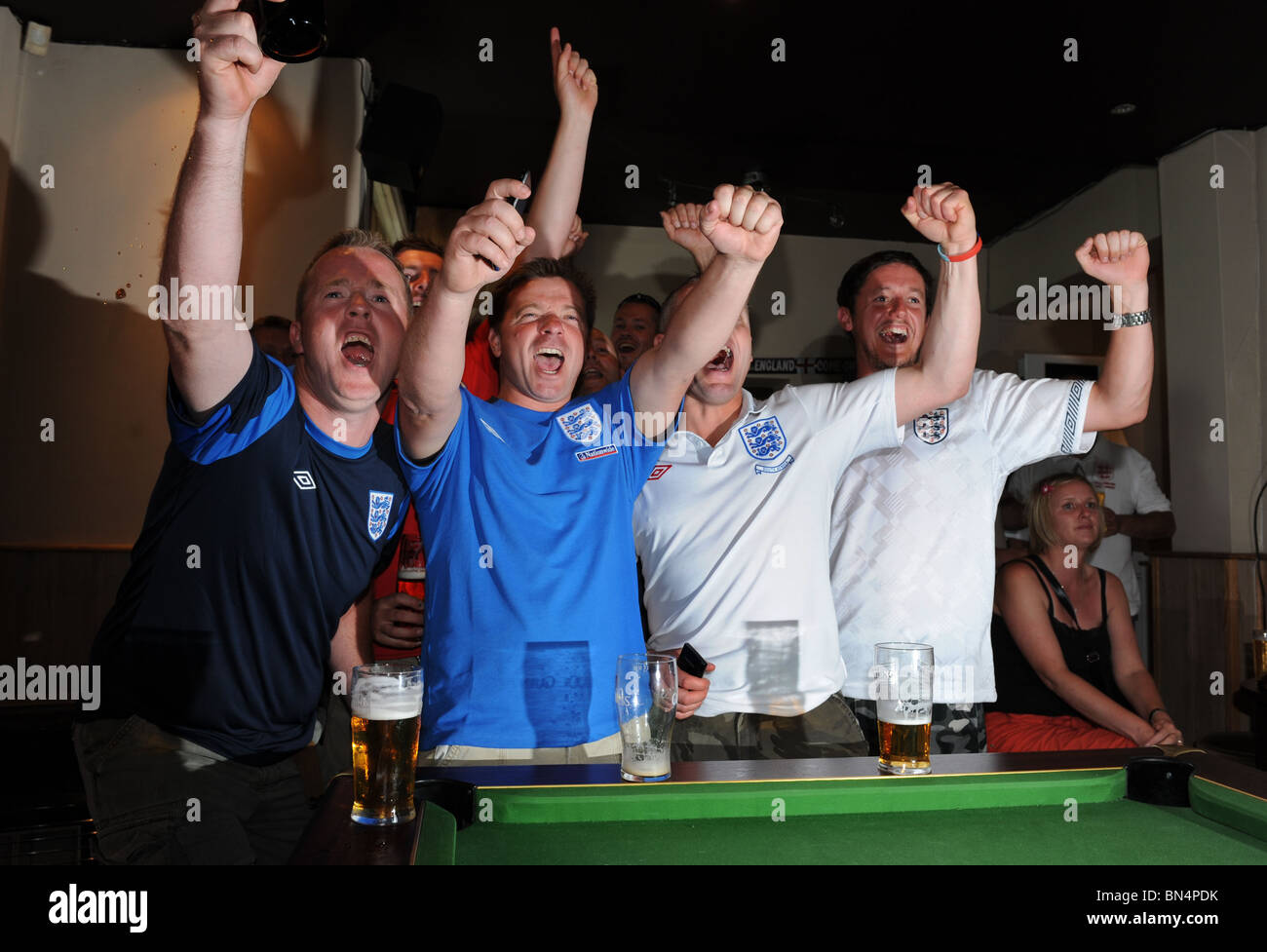 In Inghilterra i tifosi di calcio a guardare la Coppa del Mondo 2010 in Shropshire Pub Foto Stock