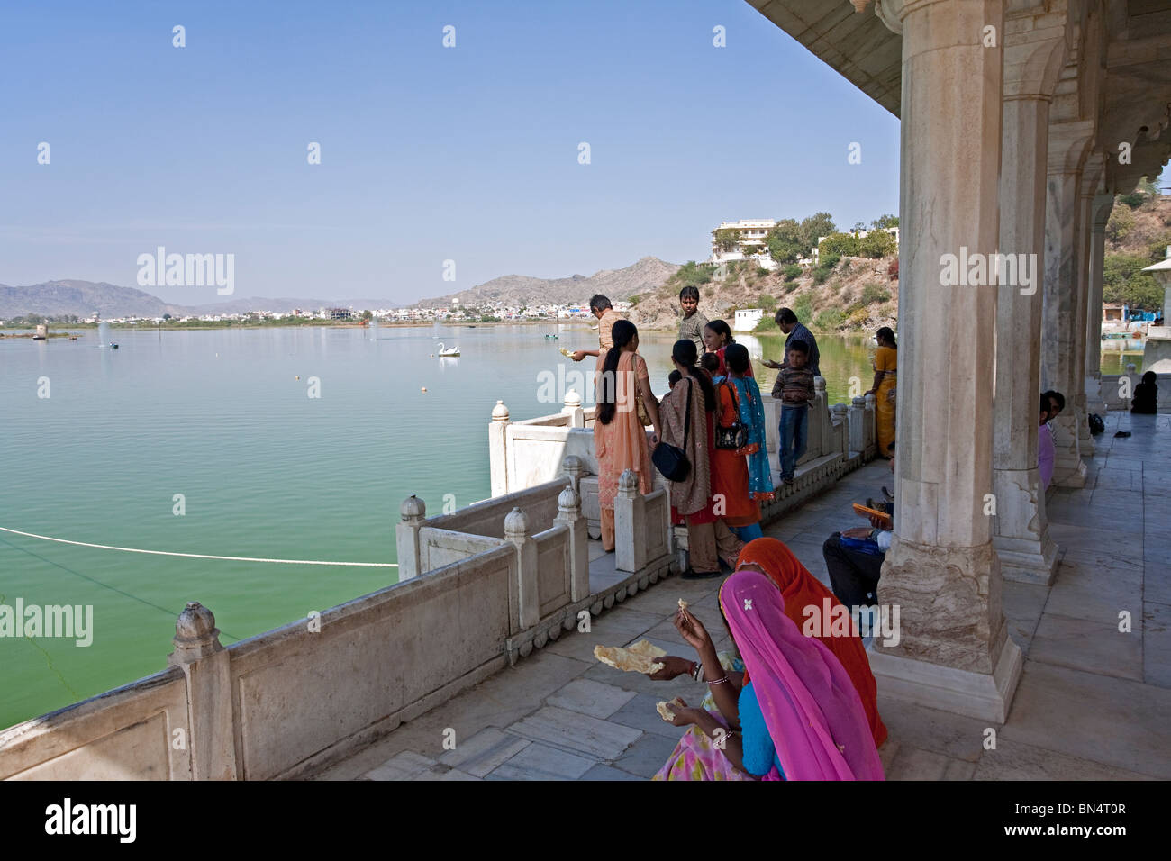 Popolo Indiano contemplando Ana Sagar lago dal padiglione di marmo. Dalt Bagh park. Ajmer. India Foto Stock