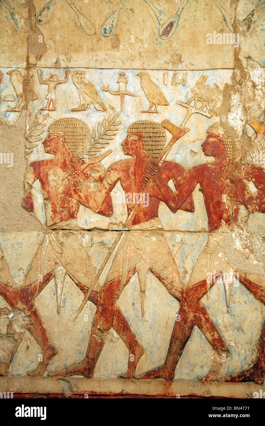 Bassorilievo carving di Hatshepsut il cammino verso la terra di Punt  (Somalia), il Tempio di Hatshepsut, Luxor, l'Alto Egitto Foto stock - Alamy