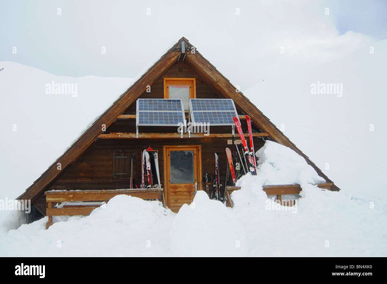 Un rifugio capanna fuori-pista sopra la stazione sciistica di Courchevel nelle Alpi francesi. Foto Stock