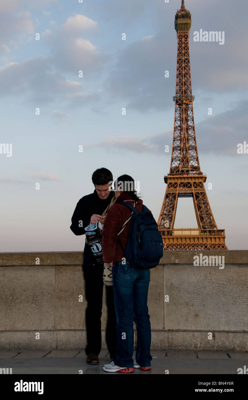 I turisti in visita alla Torre Eiffel, (modulo Visualizza Trocadero Plaza), Parigi, Francia Foto Stock