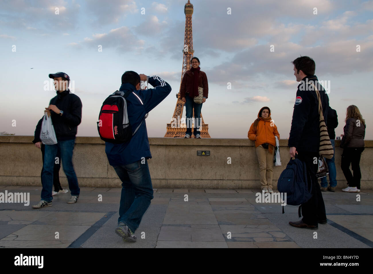 I turisti in visita alla Torre Eiffel, al modulo di visualizzazione Trocadero Plaza, Parigi, Francia, uomo di scattare le foto in posa Foto Stock